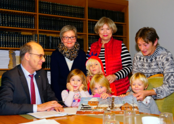 Vier kleine Glücksbringer ziehen die Gewinn-Nummern des Inner Wheel Adventskalenders