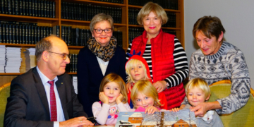 Vier kleine Glücksbringer ziehen die Gewinn-Nummern des Inner Wheel Adventskalenders