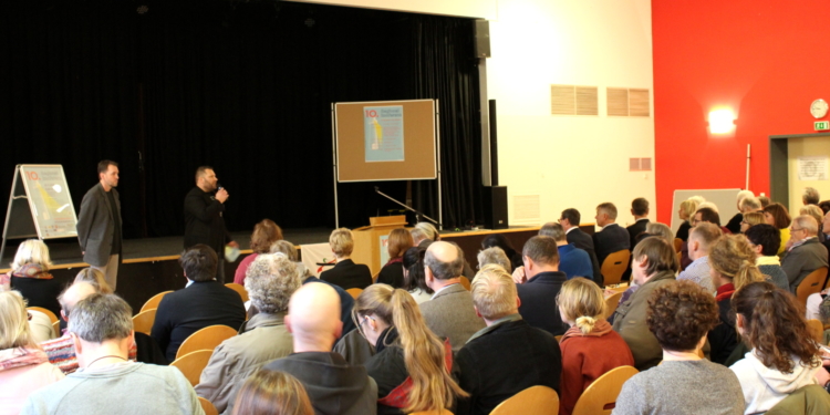 Aufstehen und Botschafter sein für Demokratie und gegen Rassismus