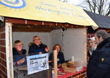 Traditioneller Wildbratwurst-Verkauf der Inner Wheelerinnen auf dem Ratzeburger Dom-Basar