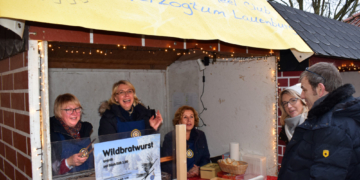 Traditioneller Wildbratwurst-Verkauf der Inner Wheelerinnen auf dem Ratzeburger Dom-Basar