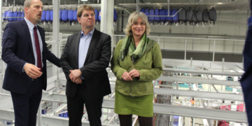 Dr. Ralf Stegner und Kathrin Wagner-Bockey besuchten das Unternehmen MEWA