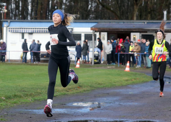Alma Büttner holt den Landesmeistertitel im Crosslauf