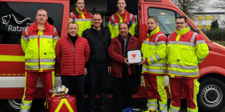 Neuer Defibrillator für die Feuerwehr Ratzeburg
