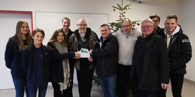 Weihnachtliche Spende für die Jugendfeuerwehr Ratzeburg
