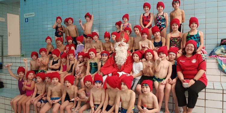 Nikolaus zu Besuch in der Schwimmhalle