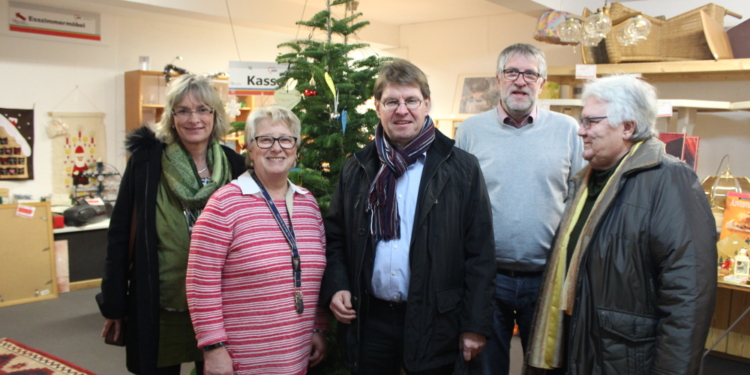 Dr. Ralf Stegner und Kathrin Wagner-Bockey besuchen Sozialkaufhaus der AWO in Lauenburg