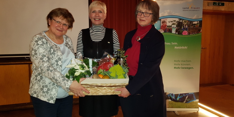 Musikalisch versiert – Kreiskantorin Ulrike Borghardt-Sohns bei den Landfrauen