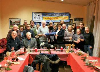 Abgeordnete überbringt Dresdner Christstollen für die Möhnsener Musikanten