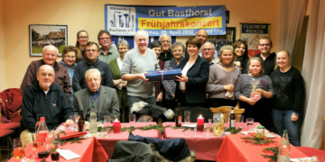 Abgeordnete überbringt Dresdner Christstollen für die Möhnsener Musikanten