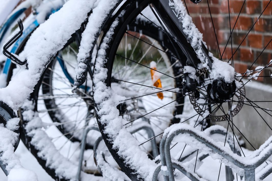 Vorsicht Rutschgefahr Radfahren trotz Eis und Schnee