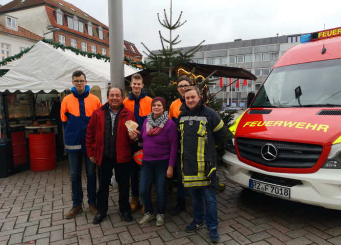 Geldspende für die Jugendfeuerwehr Ratzeburg