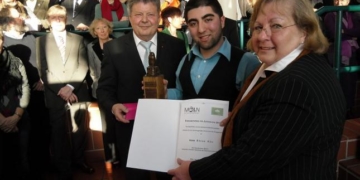 Eine Eule für Ercan – Gemeinschaftsstiftung Mölln verlieh erstmalig Ehrenamtspreis