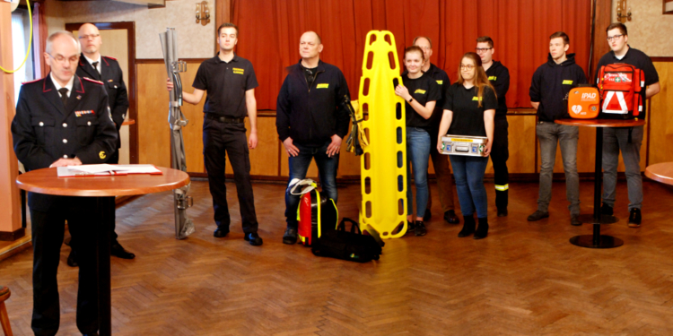 Ein Defibrillator für die Klinkrader Feuerwehr