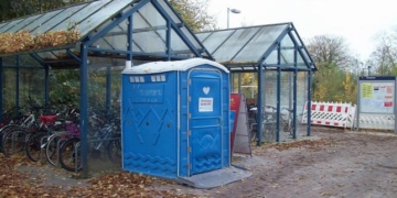 Laute Worte ums stille Örtchen: Barrierefreie Behelfstoilette am Ratzeburger Bahnhof eingerichtet