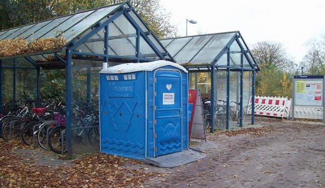 Laute Worte ums stille Örtchen: Barrierefreie Behelfstoilette am Ratzeburger Bahnhof eingerichtet