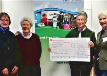 Landfrauen spenden 500 Euro für indische Mädchen