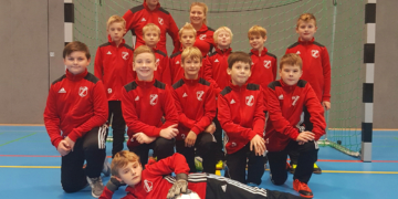 Nachwuchskicker des TSV Berkenthin freuen sich über neue Trainingsanzüge