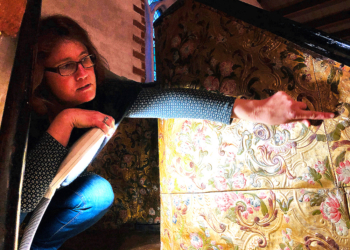 Groß Grönau: Goldledertapete in Kanzel wird restauriert