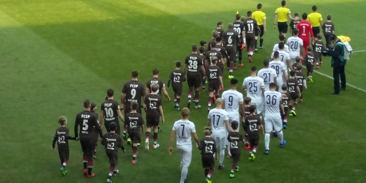 Fußball E-Jugendliche des TSV Berkenthin als Einlaufkinder beim Bundesligaspiel FC St. Pauli gegen FC Erzgebirge Aue