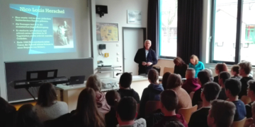 Zeitzeuge Tswi Josef Herschel brachte eine starke Botschaft gegen Unrecht in die Gemeinschaftsschule Lauenburgische Seen