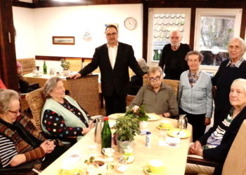 Bürgermeisterkandidat stellte sich Bewohnern des  Seniorenheimes Bei St. Petri vor