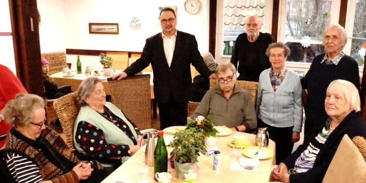 Bürgermeisterkandidat stellte sich Bewohnern des  Seniorenheimes Bei St. Petri vor