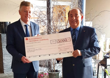 Große Scheckübergabe nach dem dritten Charity Dinner