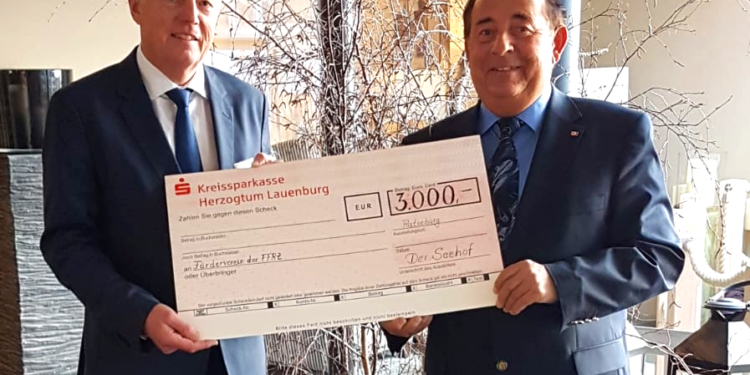 Große Scheckübergabe nach dem dritten Charity Dinner