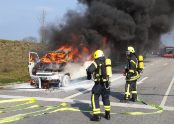 Brennender Bulli auf dem Harmsdorfer Kreuz