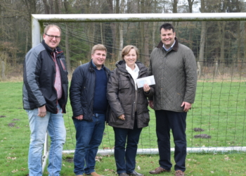 Spende für den Sport auf dem Dorf