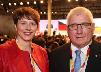 Klaus Schlie und Andrea Tschacher begrüßen die praxisintegrierte Ausbildung