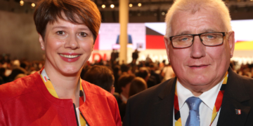 Klaus Schlie und Andrea Tschacher begrüßen die praxisintegrierte Ausbildung