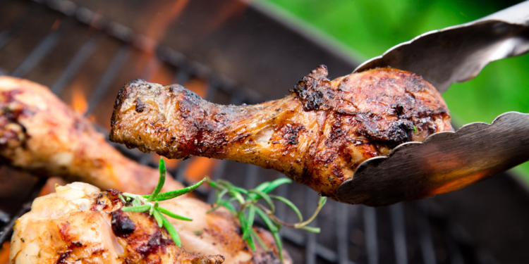 Beginn der Grillsaison im Kreis Herzogtum Lauenburg: AOK warnt vor Magen-Darm-Infektionen