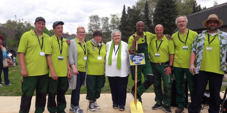 Yared Dibaba auf dem bunten Markt in Lauenburg
