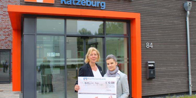 Finanzspritzen für Vereine: Raiffeisenbank Ratzeburg vergibt insgesamt 12.000 Euro für zwölf Projekte