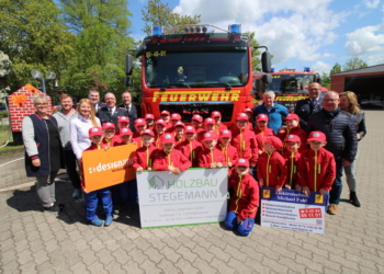 Glückliche Kinder und Eltern bei Gründungsfeier der Feuer Flitzer in Berkenthin