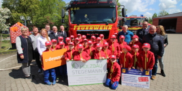 Glückliche Kinder und Eltern bei Gründungsfeier der Feuer Flitzer in Berkenthin