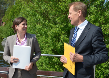Fördermittelbescheide für Luisenbad und Laufbahn der Sportanlage Schulberg überreicht
