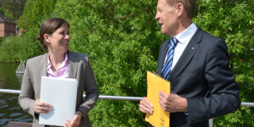 Fördermittelbescheide für Luisenbad und Laufbahn der Sportanlage Schulberg überreicht