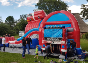 Jugendfeuerwehr Bliestorf freut sich über einen Anhänger und eine Hüpfburg