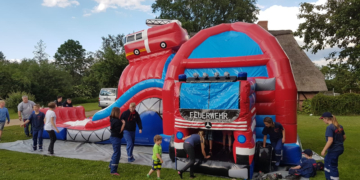 Jugendfeuerwehr Bliestorf freut sich über einen Anhänger und eine Hüpfburg