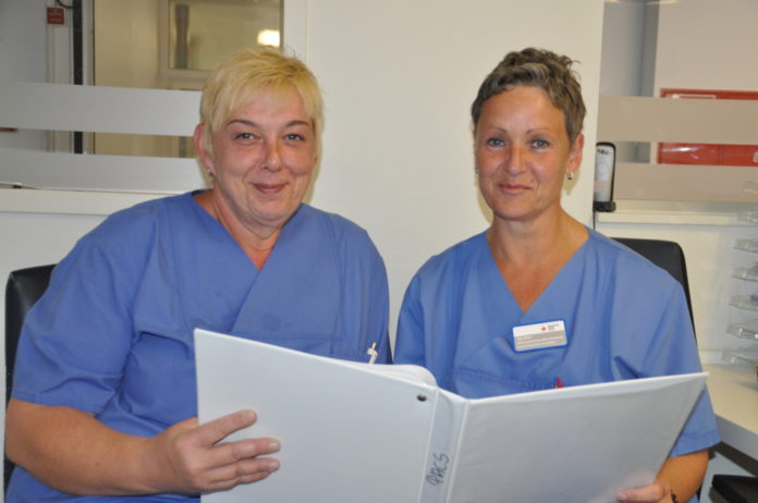Das pflegerische Leitungs-Team der Aufnahmestation: Leiterin Ina Zurr (r.) und ihre Stellvertreterin Silke Schreyer-Pasche