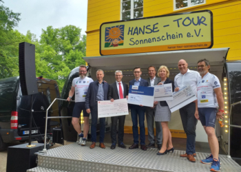Stimmungsvolle Spendenübergabe vor dem Ratzeburger Rathaus an die ‚Hanse-Tour Sonnenschein‘