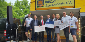 Stimmungsvolle Spendenübergabe vor dem Ratzeburger Rathaus an die ‚Hanse-Tour Sonnenschein‘