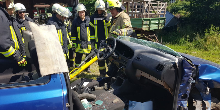 Wenn’s klemmt – Feuerwehr Poggensee übt technische Hilfe
