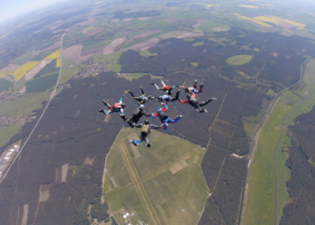 Fallschirmspringer mischen ADAC MX Masters in Mölln auf