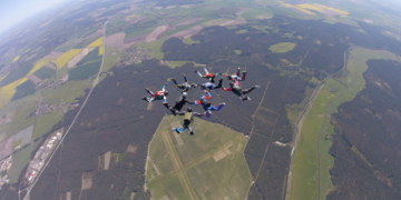 Fallschirmspringer mischen ADAC MX Masters in Mölln auf