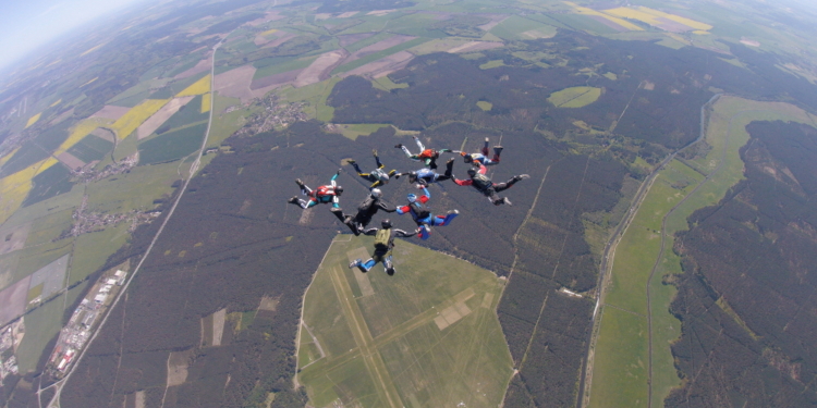 Fallschirmspringer mischen ADAC MX Masters in Mölln auf