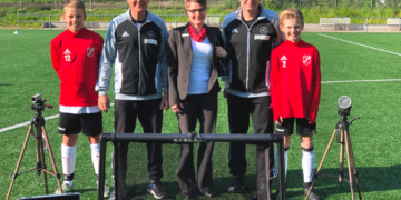 Fußballer des DFB-Stützpunktes freuen sich über Zeitmessgerät und Mini-Tore